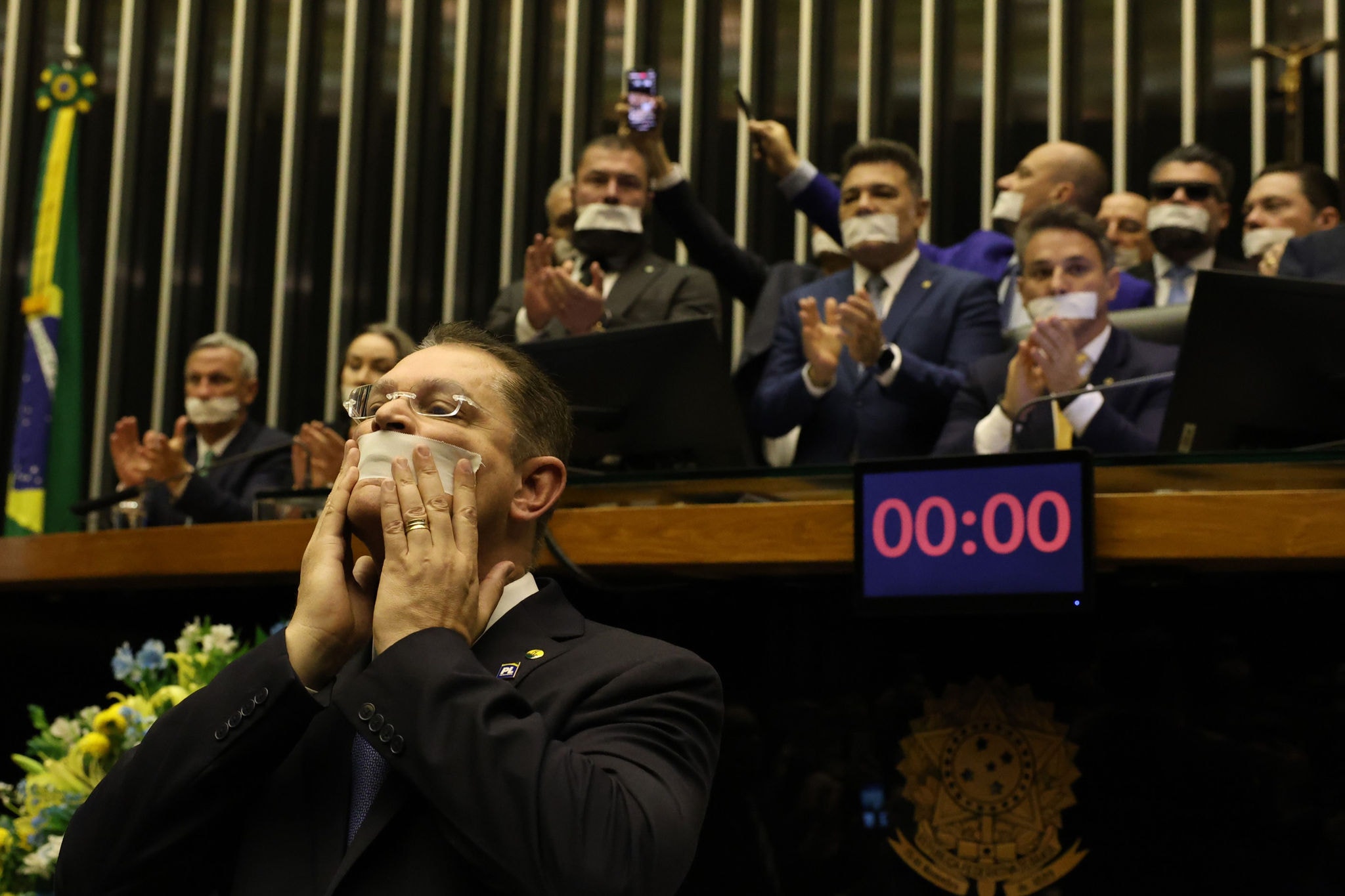 Além de usar esparadrapos, oposição decidiu ocupar plenários