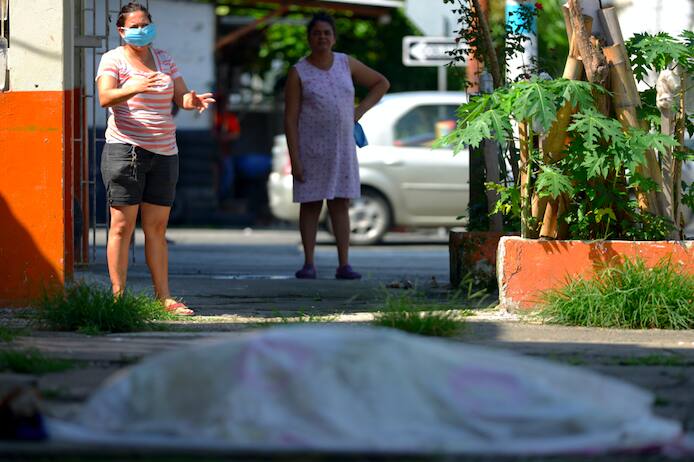 Famílias imploram para que as autoridades removam os corpos de residências e ruas