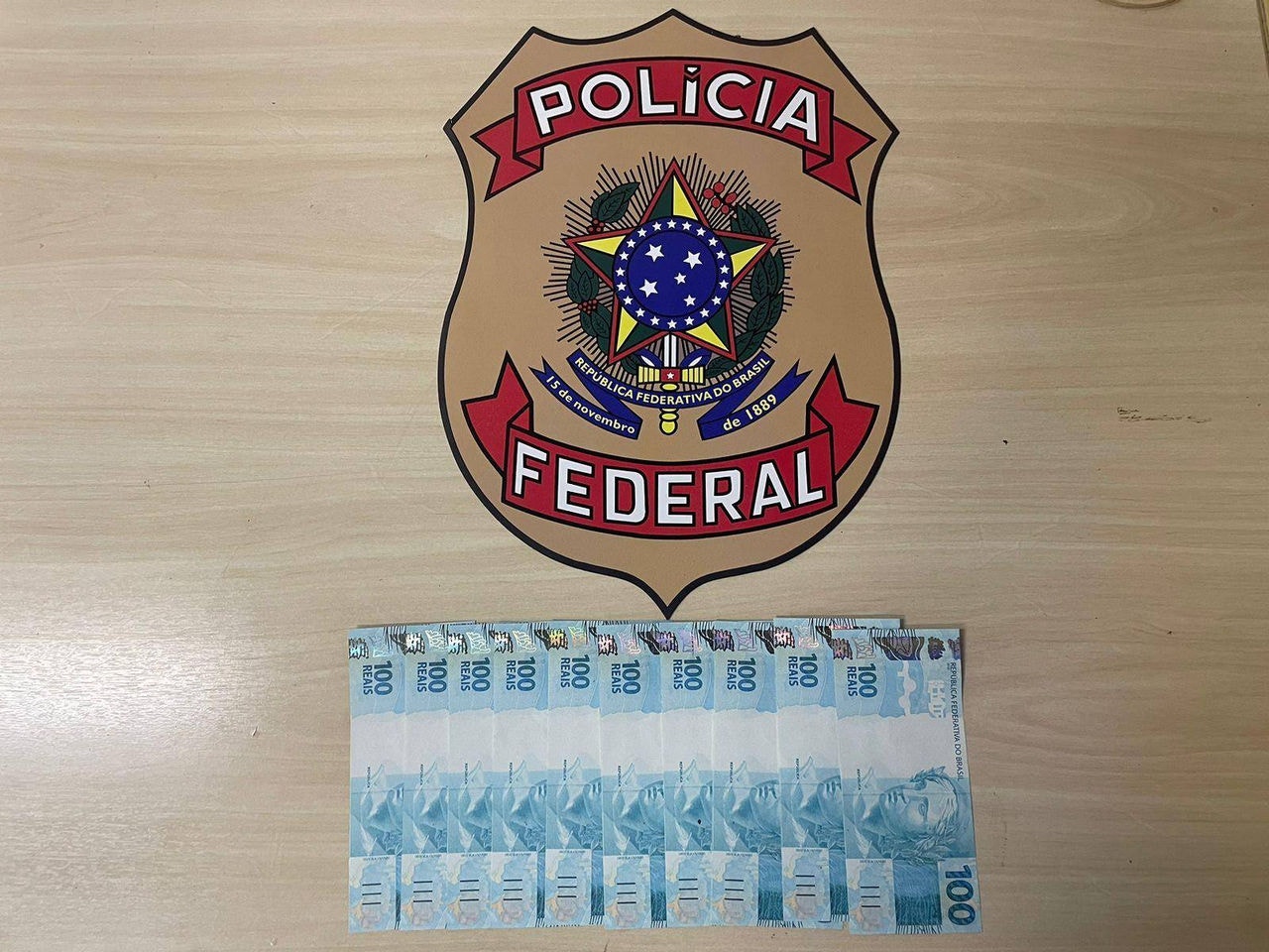 Imagem mostra notas falsas de R$ 100