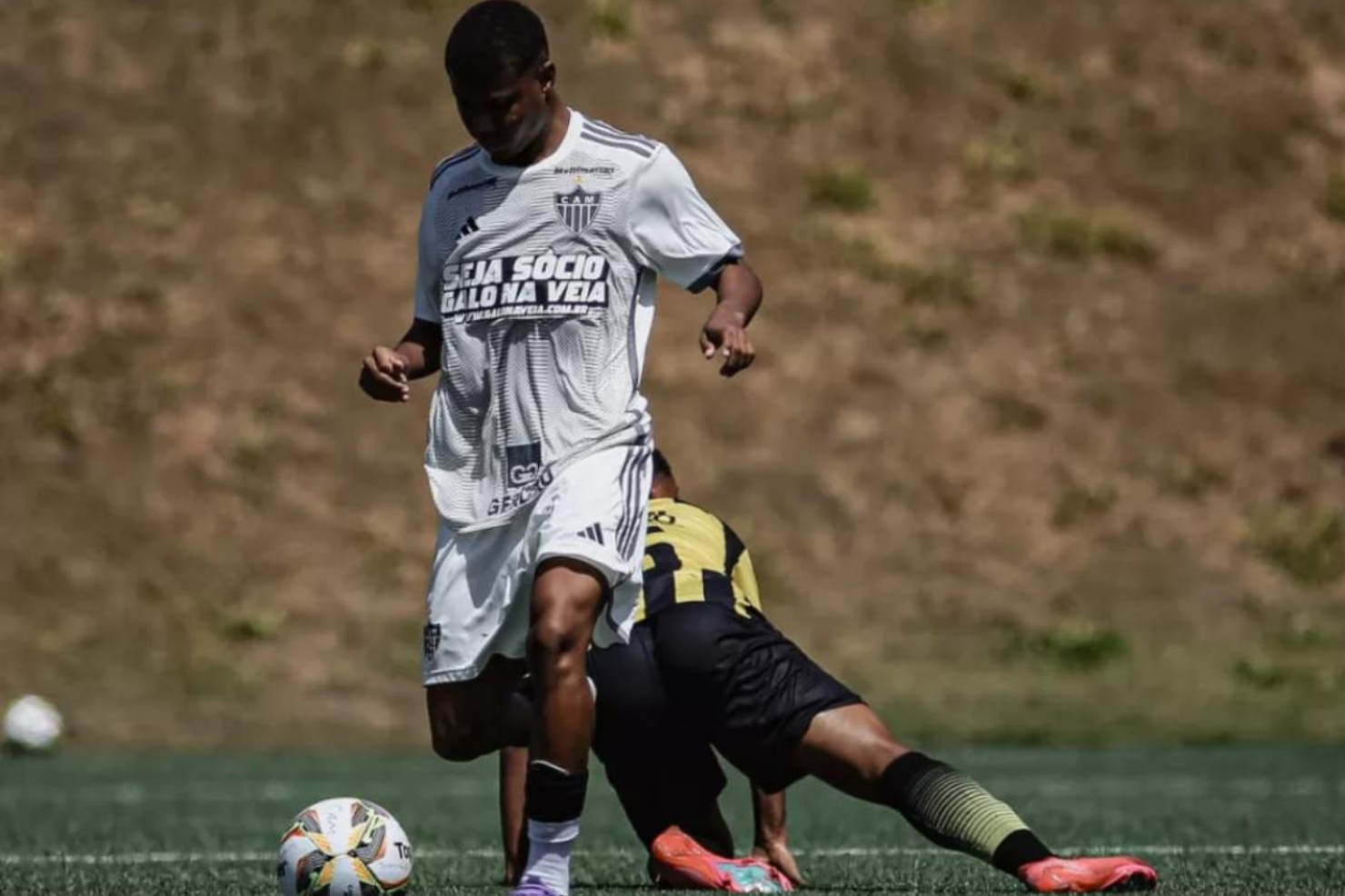 O Atlético venceu o Serranense por 2 a 0 na manhã deste sábado (23/8), na Cidade do Galo