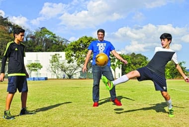 PAIS QUE INCENTIVAM FILHOS NA PRATICA DE ESPORTES