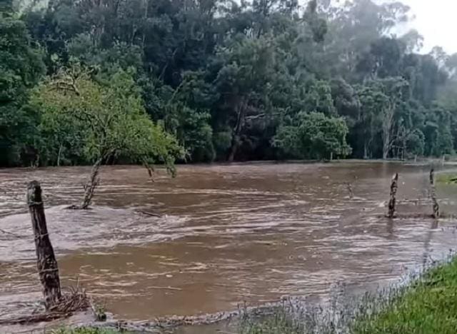 Nível da água subiu bastante na zona rural de Rio Manso