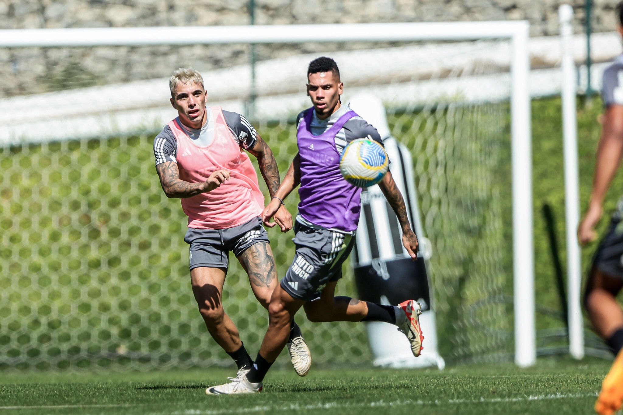 Saravia e Paulinho participam de atividade na Cidade do Galo; argentino tem se destacado no setor defensivo do Atlético