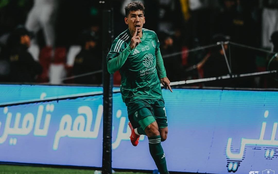 Roberto Firmino comemora gol marcado pelo Al-Ahli (Foto: Divulgação / Al-Ahli)