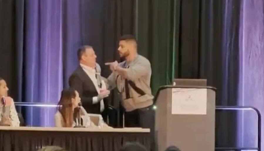 Momento em que homem agride médica em evento nos Estados Unidos