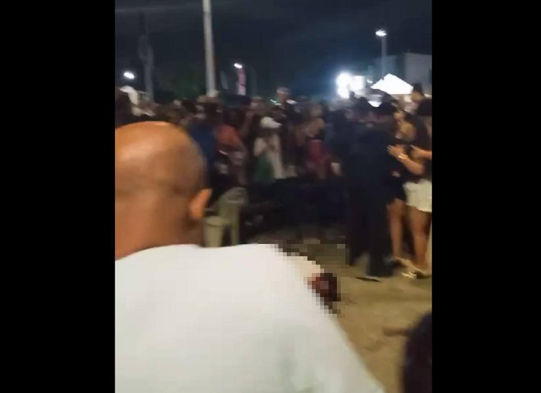 Trecho do vídeo mostra corpo caído no meio da praça, cercado pela multidão que estava na festa