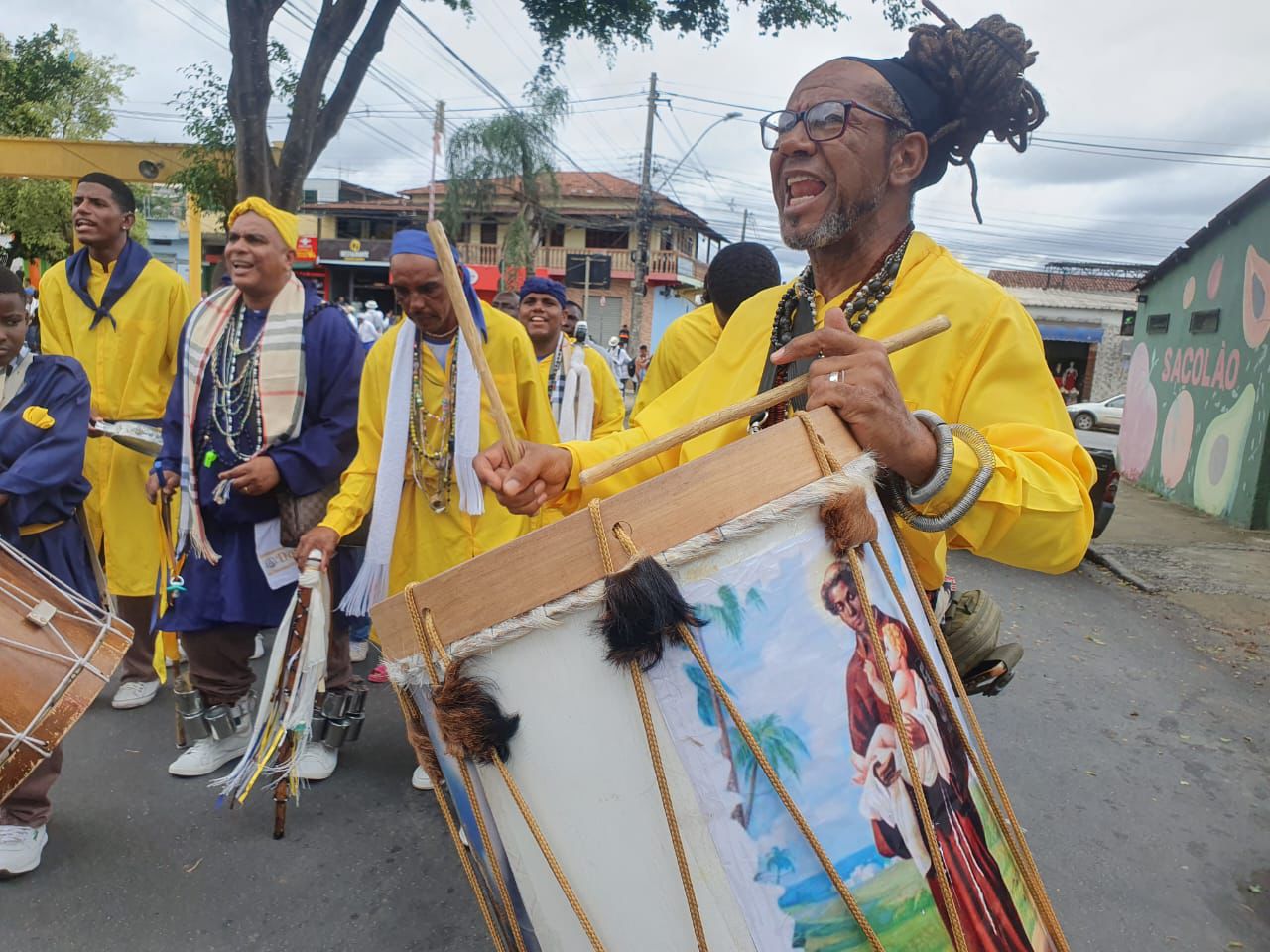 Inspirado em celebrações e rituais africanos, o congado homenageia divindades, reis e rainhas africanos