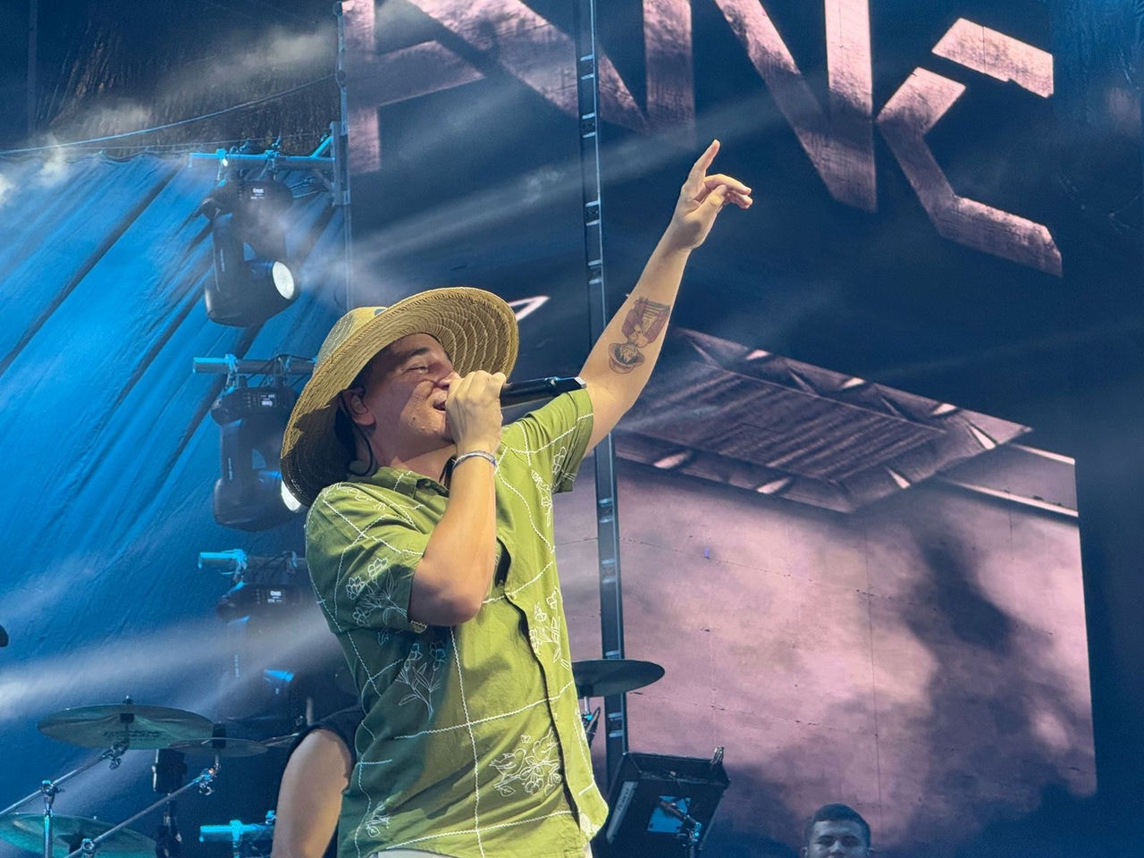 João Gomes durante apresentação no Carnaval de Recife  