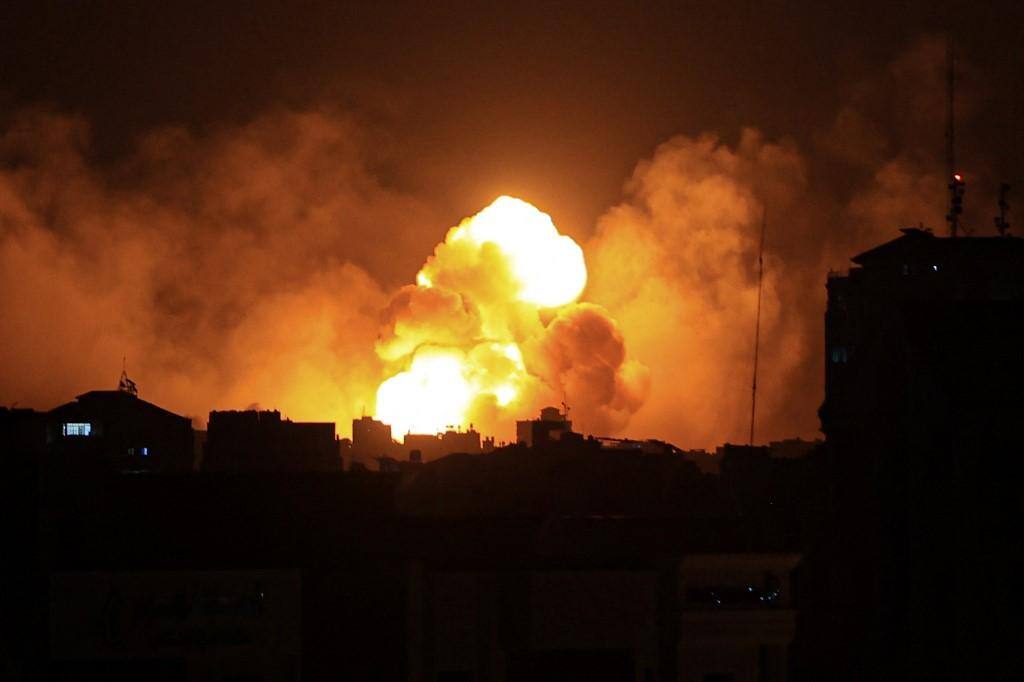 Fogo e fumaça sobem sobre prédios na Cidade de Gaza durante ataque aéreo israelense, em 8 de outubro de 2023