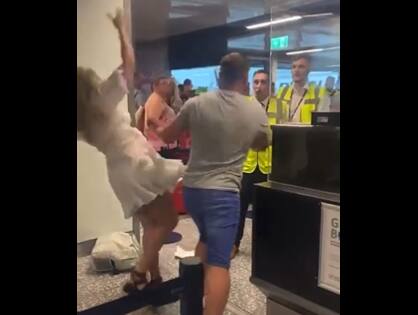 Vídeo: Homem empurra companheira e agride funcionários em aeroporto
