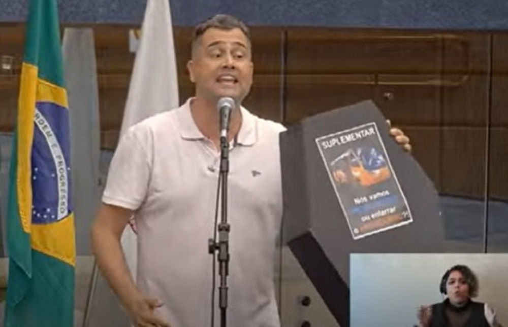 Vereador Irlan Melo levou ao plenário um caixão de papel representando os ônibus suplementares de BH