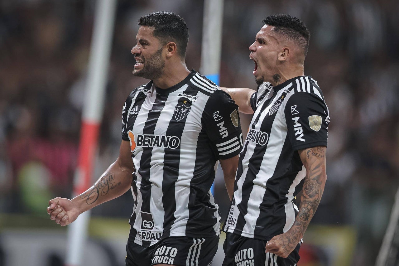 Hulk e Paulinho comemoram juntos mais um gol do Atlético