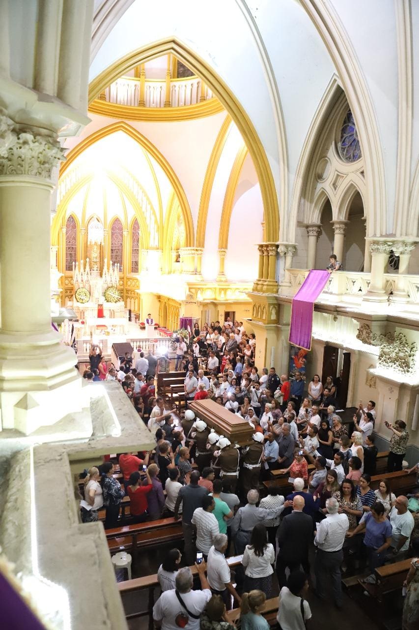Fiéis se despedem de dom Serafim Fernandes de Araújo