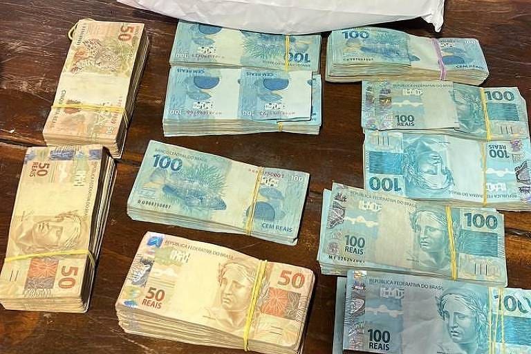 No endereço de um dos alvos, em Brasília, agentes apreenderam uma grande quantidade de dinheiro em cédulas de R$ 50 e de R$ 100
