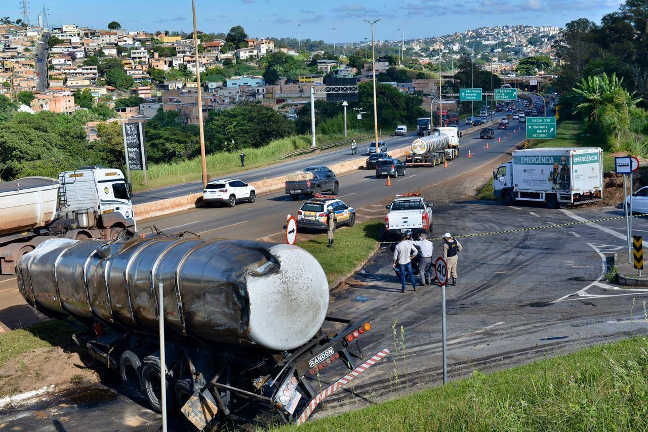 Tanque de caminhão que se acidentou está às margens do Anel