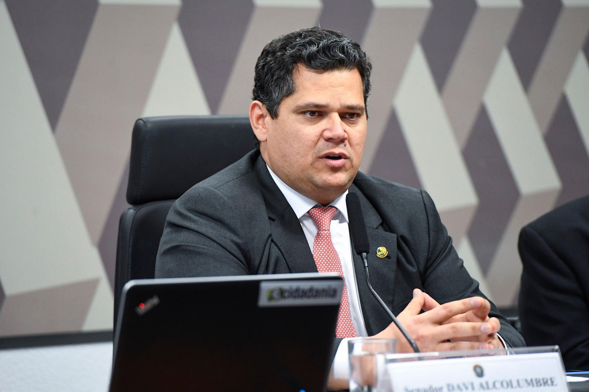 O senador Davi Alcolumbre, presidente da CCJ