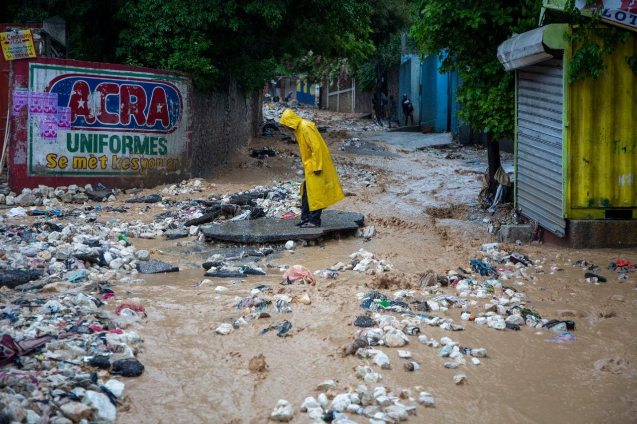 Homem observa os estragos causados pela tempestade tropical Laura no Haiti