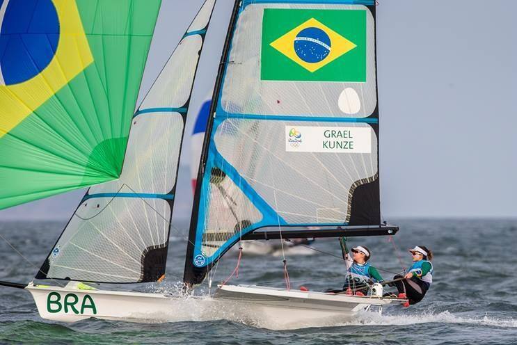 Martine e Kahena vencem regatas e seguem no topo de evento-teste da vela