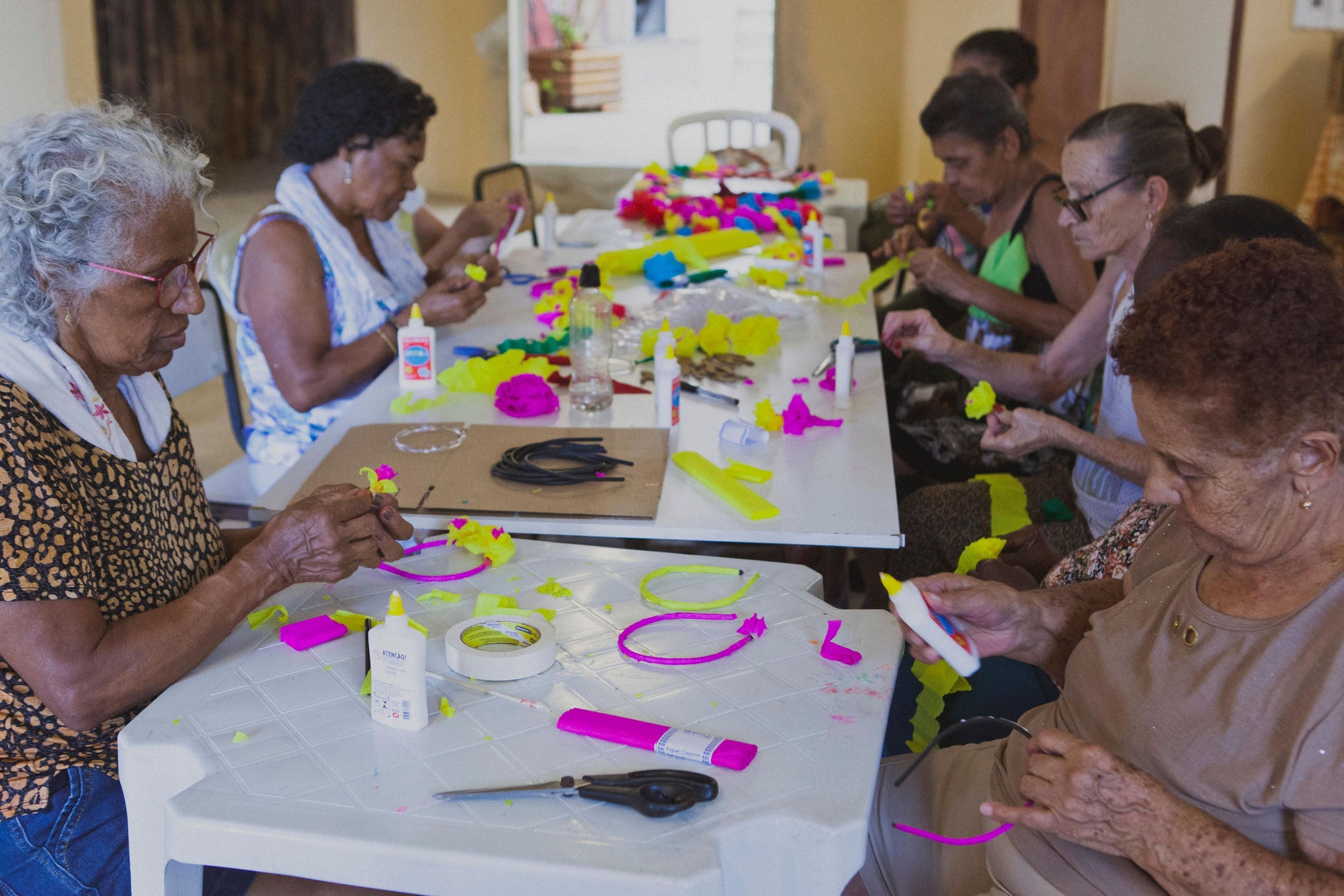 Mulheres 50+ durante uma atividade de artesanato do Grupo Cultural Meninas de Sinhá