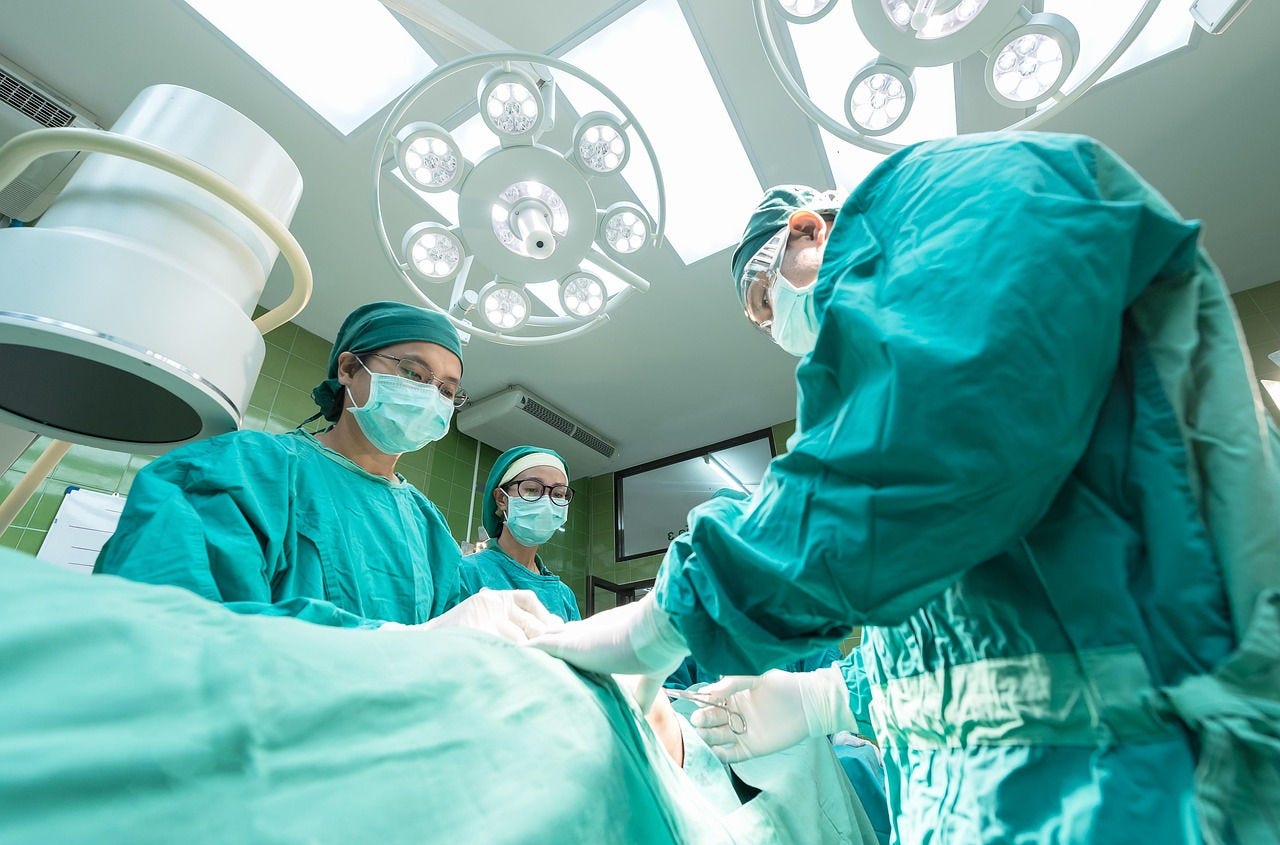 Como consequência do erro médico, o homem sofreu trauma físico e psicológico severo, além de perda da função sexual e dificuldades para urinar (Imagem ilustrativa)
