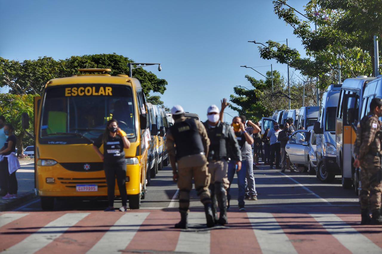 Motoristas de vans escolares se concentraram no entorno do Mineirão