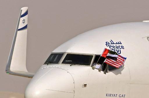 As bandeiras dos Emirados, Israel e EUA penduradas no avião que foi adornado com a palavra "paz" em árabe, inglês e hebraico