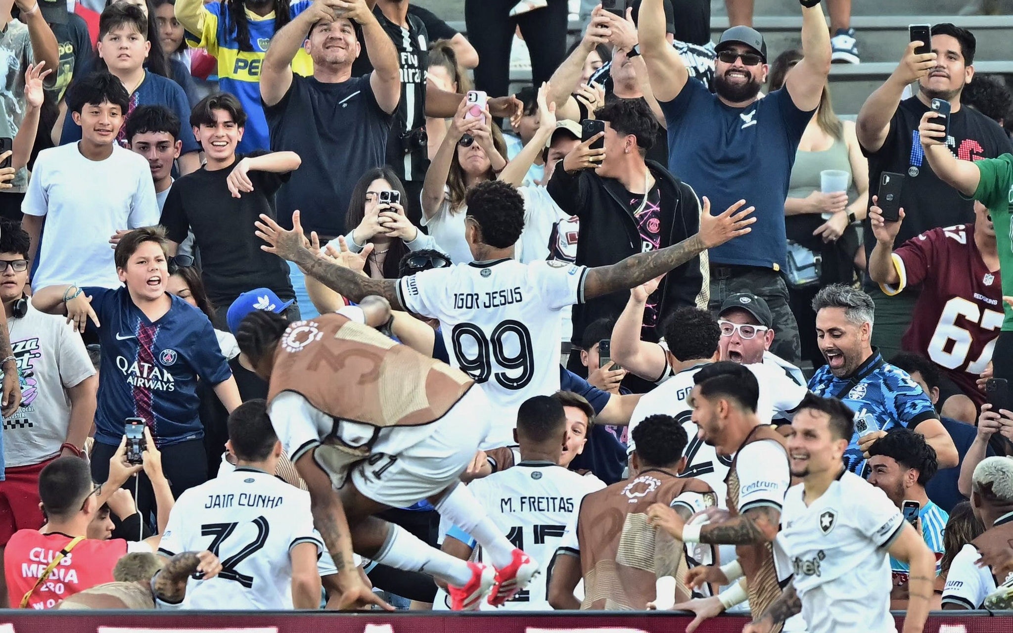 Igor Jesus comemora gol do Botafogo com torcedores (Foto: Frederic J. Brown/AFP)