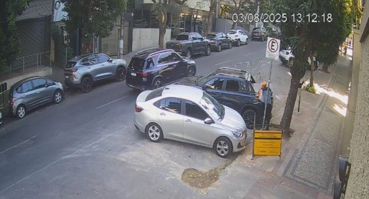 O homem rasga o forro da caminhonete e furta a guitarra.