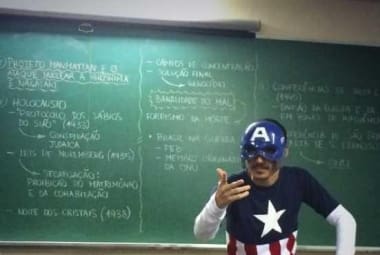 Professor em aula sobre a 2ª Guerra Mundial vestido de Capitão América
