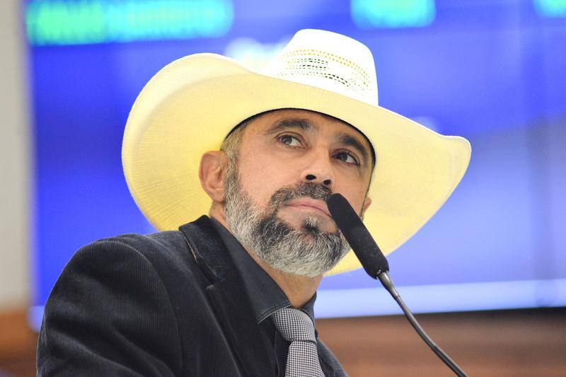 O deputado estadual Amauri Ribeiro (União Brasil) durante pronunciamento na Assembleia Legislativa de Goiás