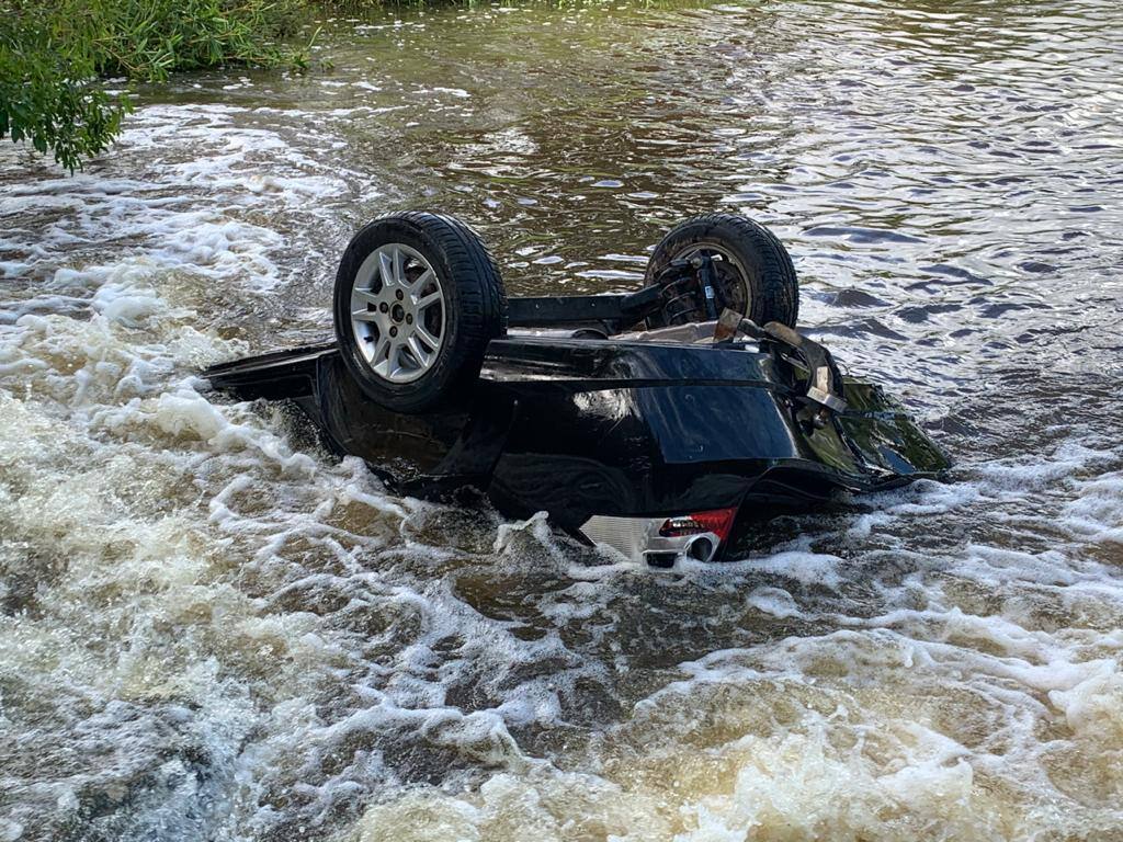 Carro ficou submerso em rio