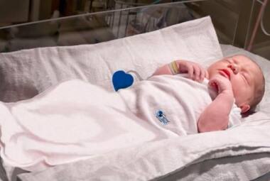 Monitoramento de sinais vitais por roupas inteligentes reduz o estresse de bebês prematuros e seus pais
