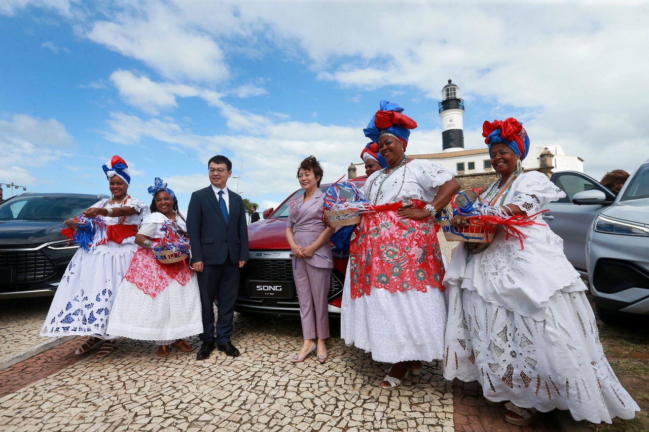 Com presença da CEO da BYD Américas, Stella Li, marca chinesa oficializou instalação de sua fábrica no Brasil