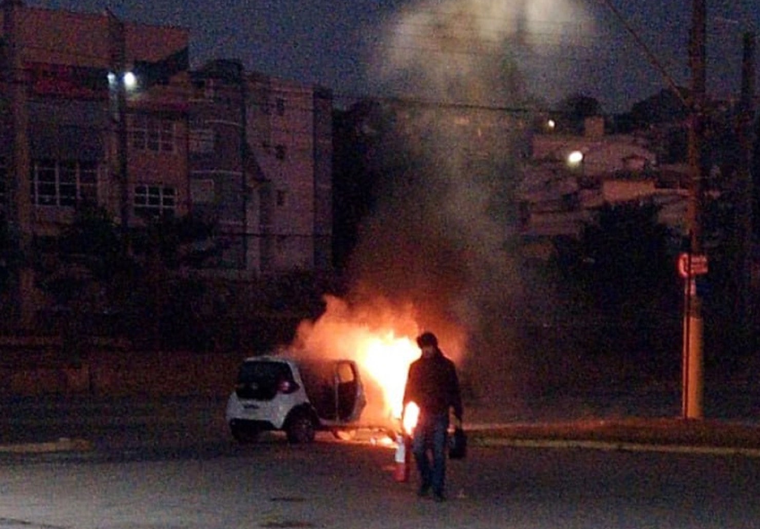 Apesar dos esforços, carro foi totalmente destruído