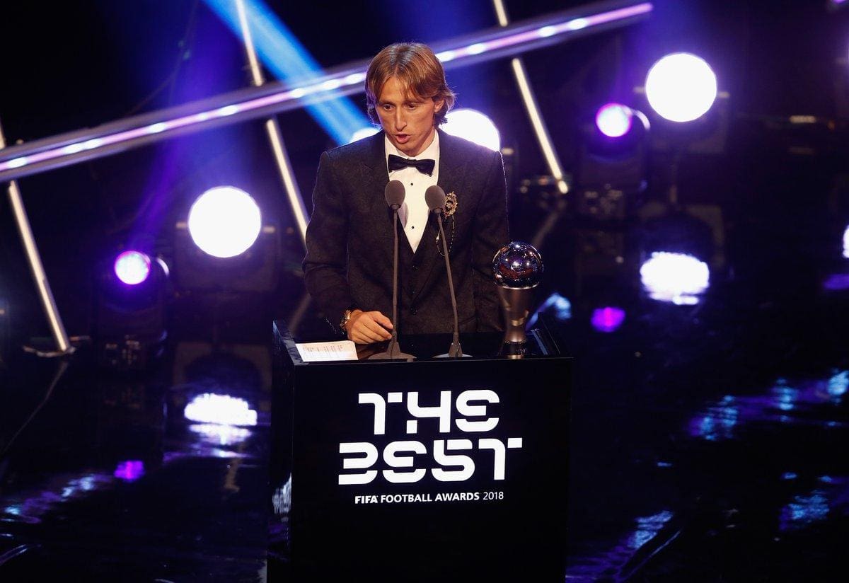 Jogador faz o seu discurso após ser eleito, pela Fifa, como o melhor do mundo no futebol
