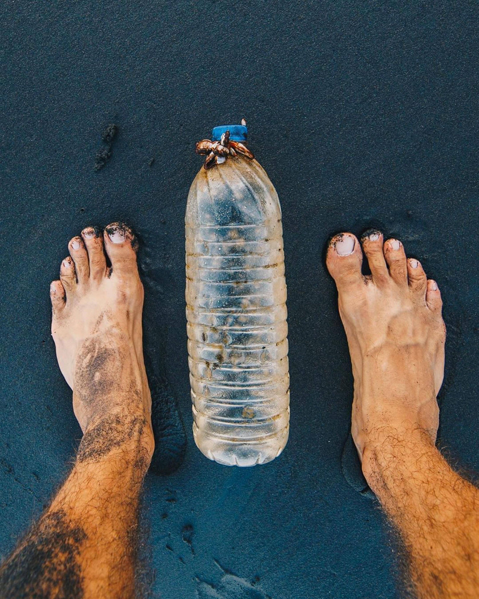 O fotógrafo brasileiro Raul Aragão postou fotos em seu Instagram do lixo que ele recolhe e fotografa em Bali, na Indonésia