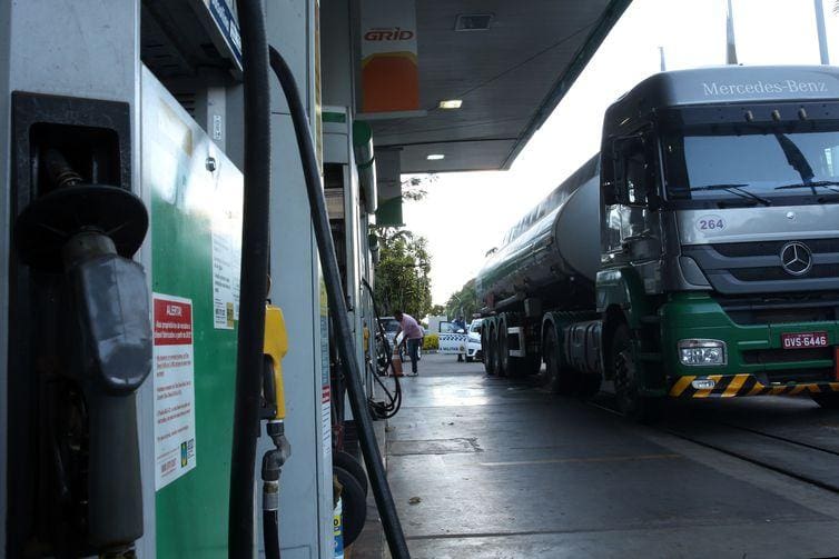 Caminhão-tanque abastece posto de combustível em Brasília 