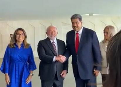 Na imagem, o presidente da República, Luiz Inácio Lula da Silva, e o presidente da Venezuela, Nicolás Maduro, em cumprimento no Palácio do Itamaraty