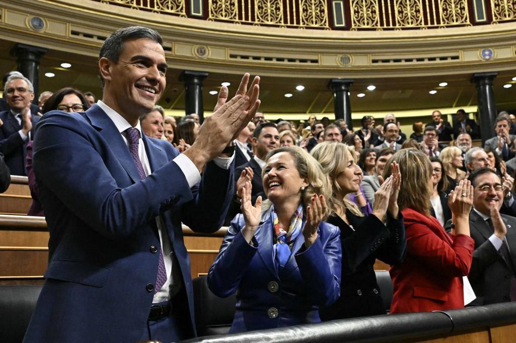 Pedro Sanchez comemora vitória no parlamento espanhol