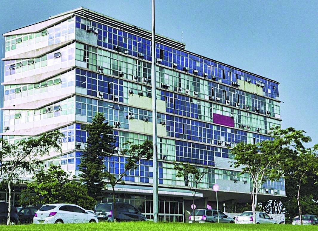 A garota afirma estar sendo perseguida na faculdade e pela internet