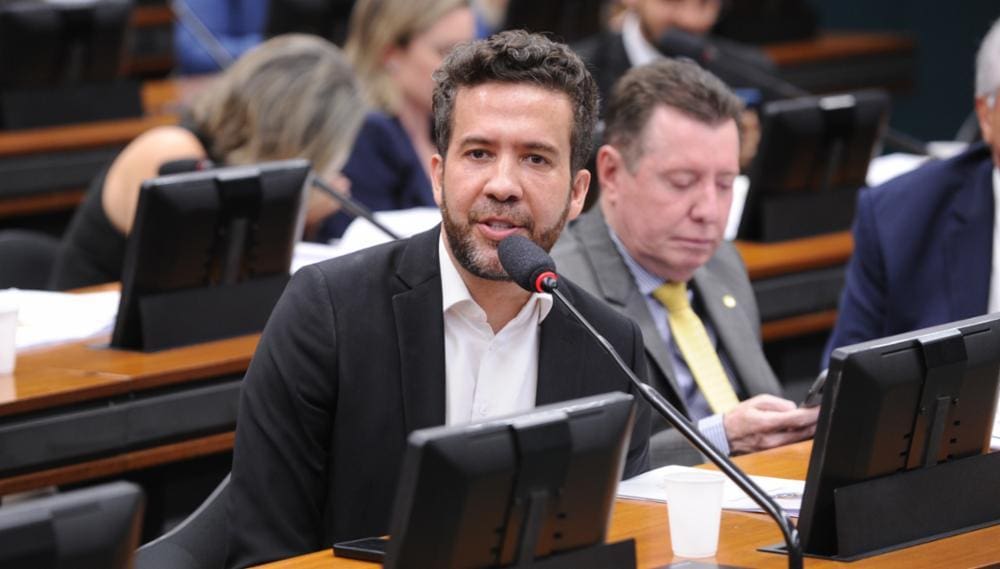 O deputado federal André Janones (Avante-MG) nega a prática de "rachadinha" em seu gabinete, mas a PF vê inconsistência em depoimentos de assessores