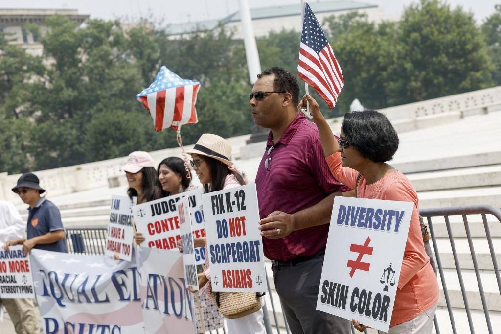 Descendentes de asiáticos protestaram na frente da Suprema Corte contra as ações afirmativas