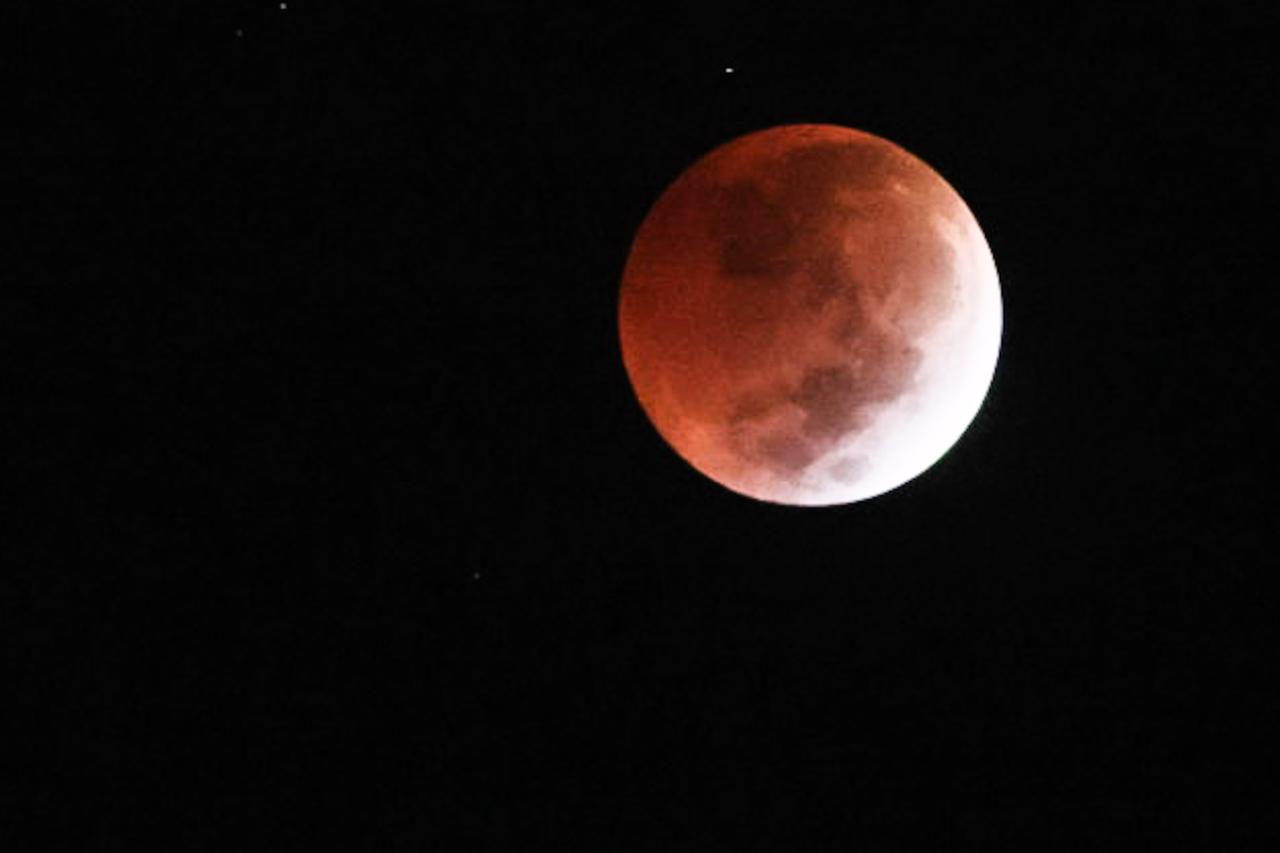 Super Lua é vista do estádio do Mineirão, na Pampulha, em BH.
