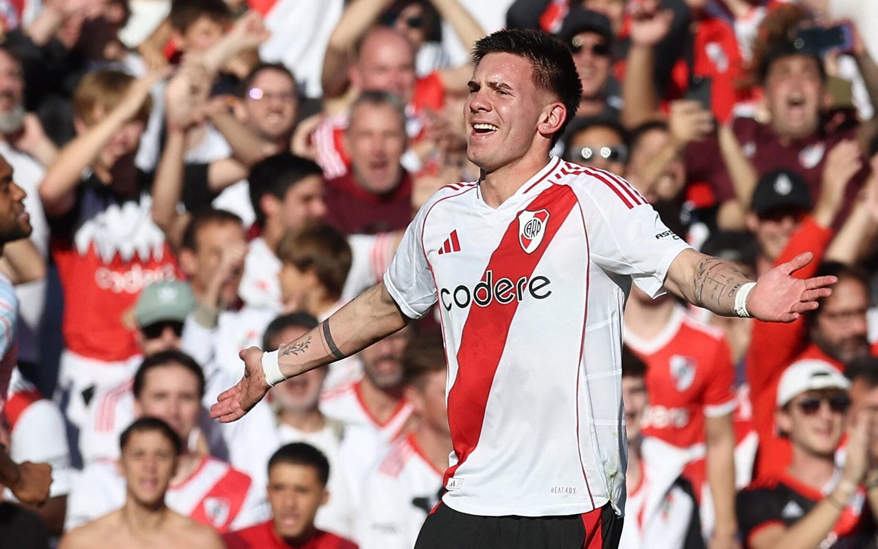 Franco Mastantuono celebrando gol pelo River Plate (Foto: Thiago Ribeiro/AGIF)