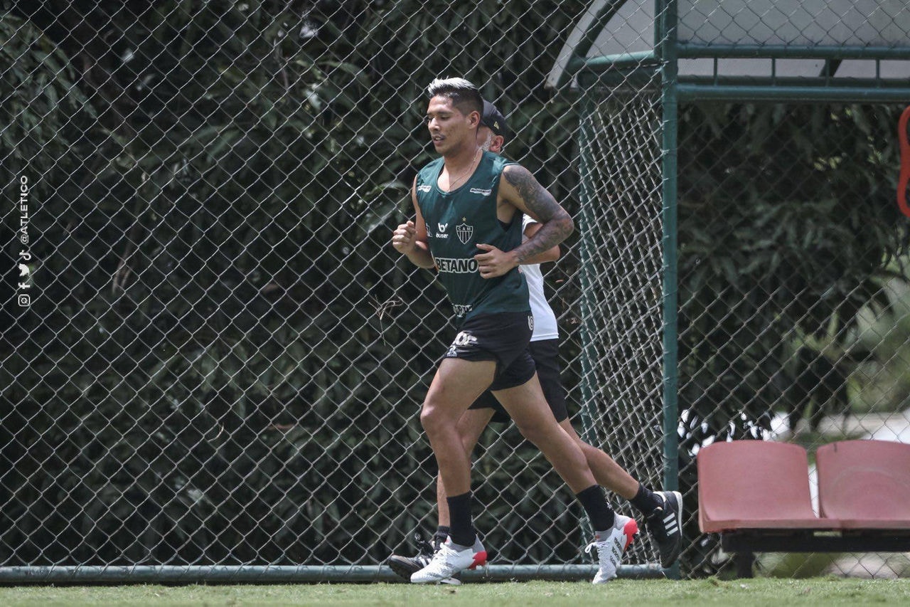 Argentino Zaracho fez atividades em campo neste sábado (5)