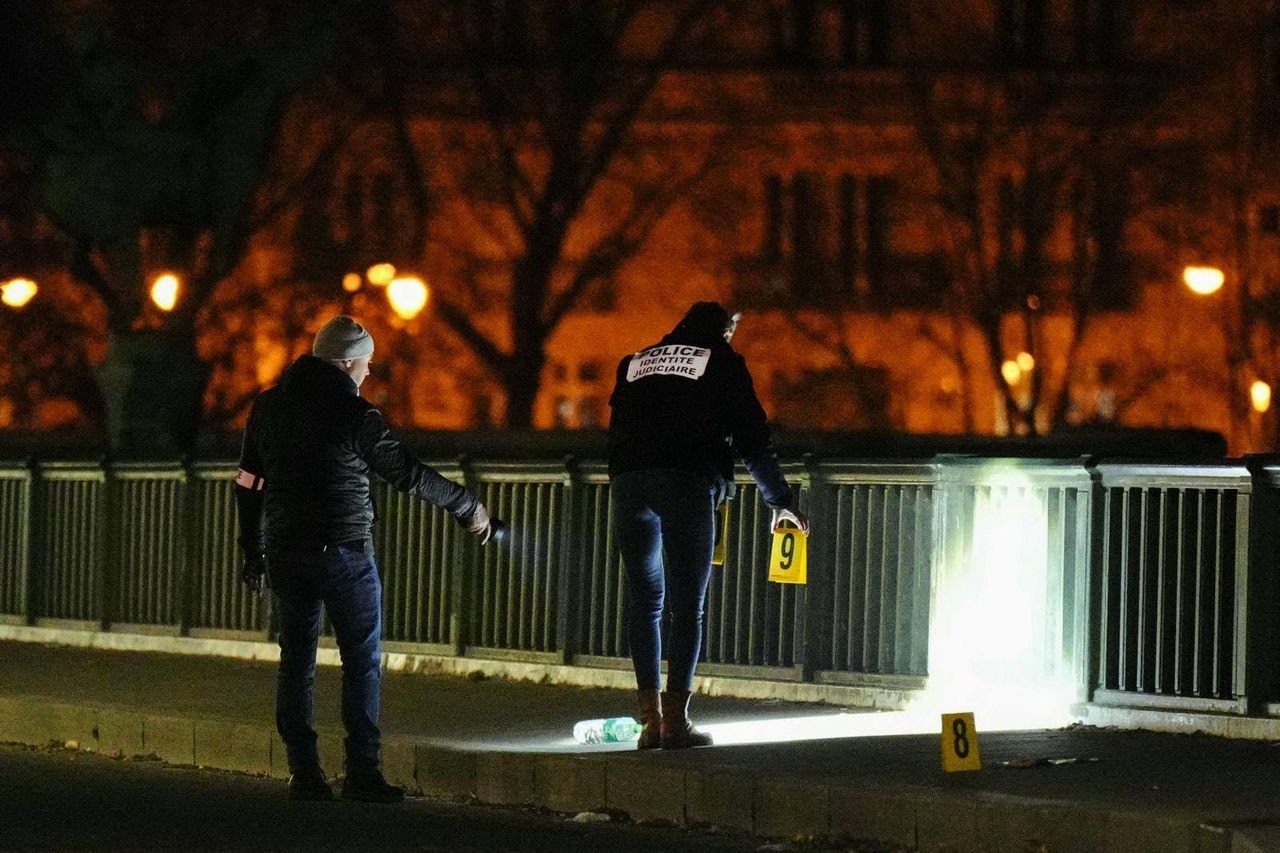 Homem mata uma pessoa e fere duas em Paris, na França