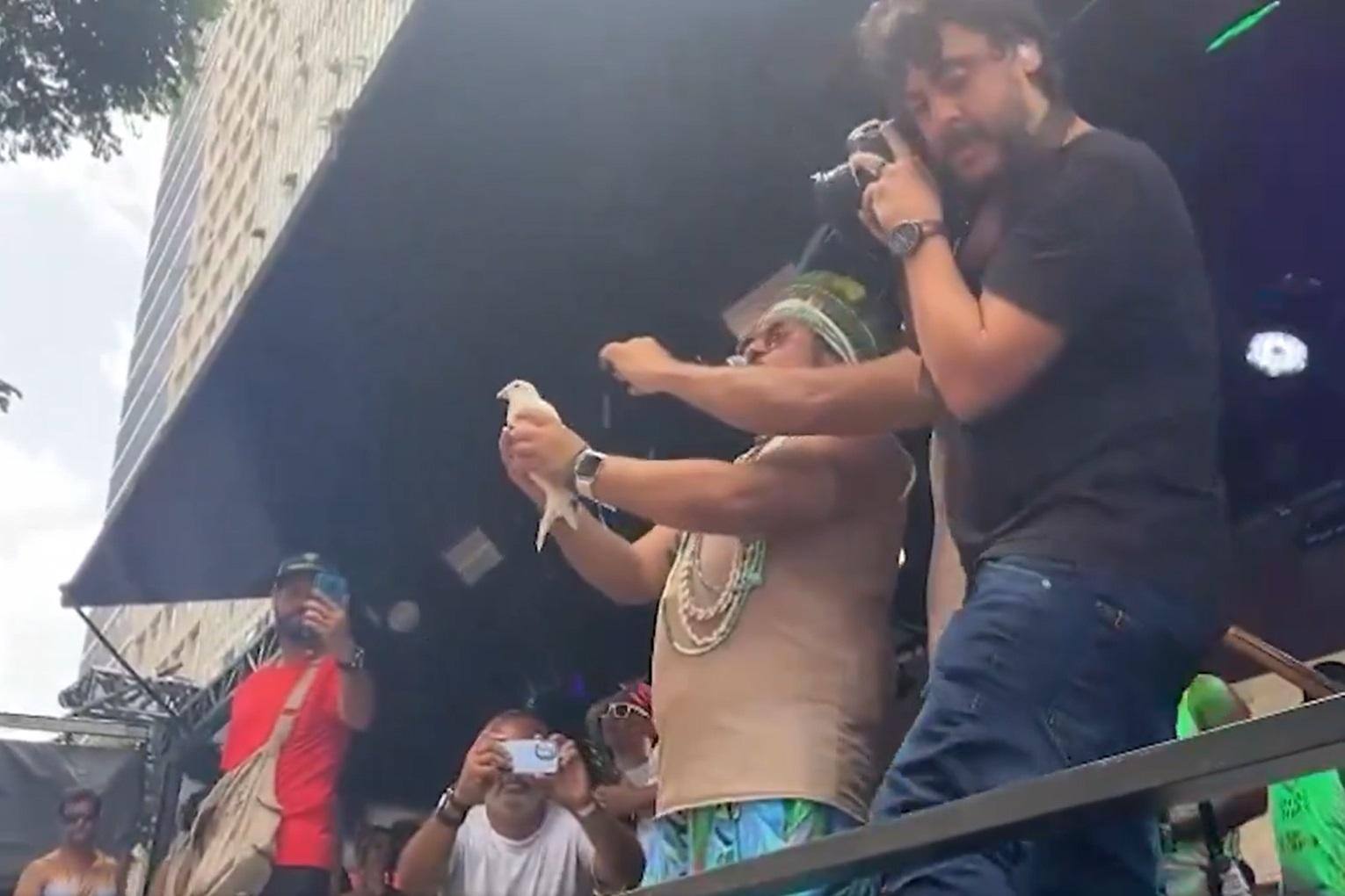 Geo Ozado, fundador do Baianas, soltou uma pomba branca para simbolizar o desejo de paz no Carnaval