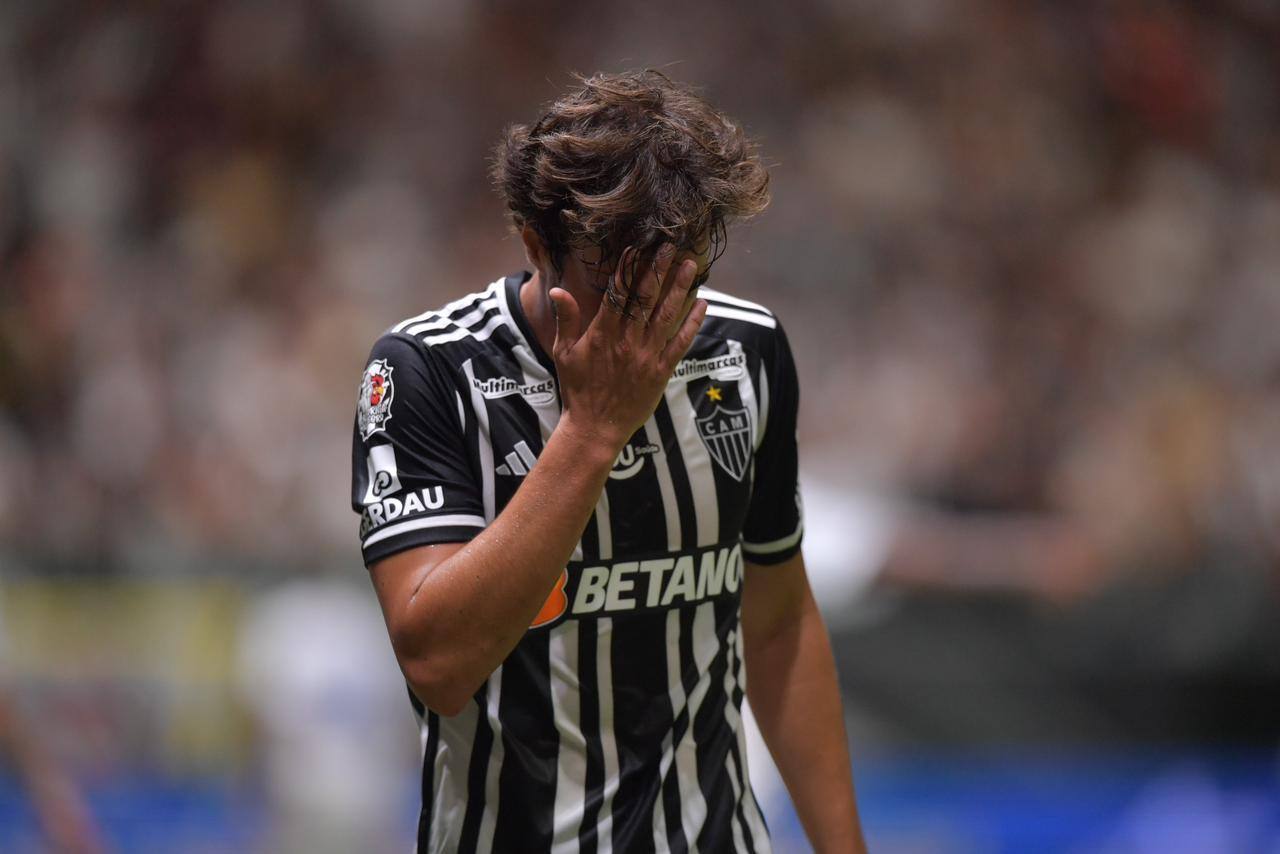 Igor Gomes lamenta chance desperdiçada durante jogo do Atlético; meia ainda não conseguiu engrenar com a camisa alvinegra