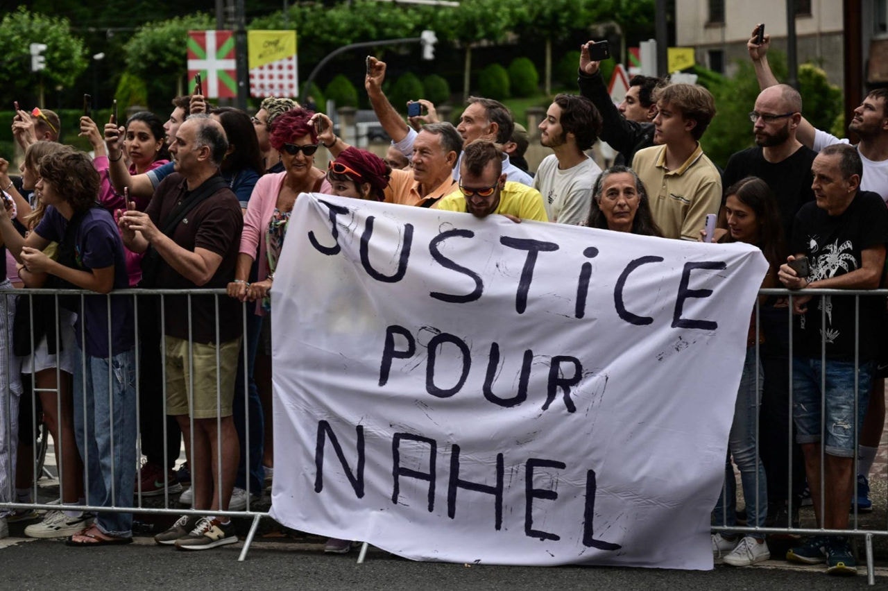 jovem Nahel, morto pela polícia na França, foi enterrado em meio aos protestos pelo país