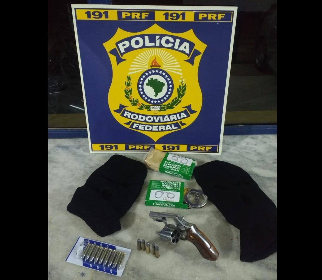 PRF prende homem com arma, algemas e toucas ninjas em Uberlândia